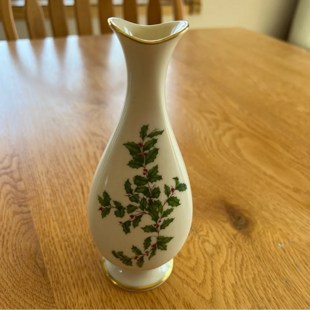 LENOX HOLIDAY Bud Vase Holly and Berries With Gold Rim 7 1/4